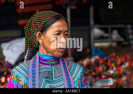 Marché du dimanche de Bac Ha ville, dans Lao Cai province, dans le nord-ouest montagneux du Vietnam. De nombreuses tribus ethniques sont réunis ici les jours de marché. Banque D'Images