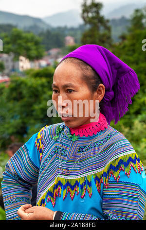 Marché du dimanche de Bac Ha ville, dans Lao Cai province, dans le nord-ouest montagneux du Vietnam. De nombreuses tribus ethniques sont réunis ici les jours de marché. Banque D'Images