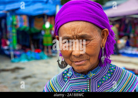 Marché du dimanche de Bac Ha ville, dans Lao Cai province, dans le nord-ouest montagneux du Vietnam. De nombreuses tribus ethniques sont réunis ici les jours de marché. Banque D'Images