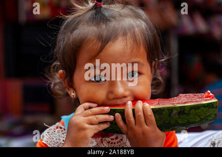 Fille avec pastèque au marché du dimanche de Bac Ha ville, dans Lao Cai province, dans le nord-ouest montagneux du Vietnam. De nombreuses tribus ethniques sont réunis ici Banque D'Images