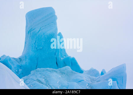 Iceberg piégé dans la glace de mer congelés à Snow Hill Island, mer de Weddell, l'Antarctique Banque D'Images