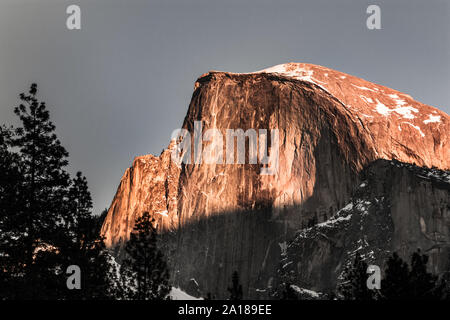 Demi Dôme qui reflète la lumière du soleil couchant. Yosemite National Park, en Californie. USA Banque D'Images