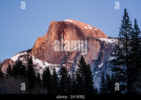 Demi Dôme qui reflète la lumière du soleil couchant. Yosemite National Park, en Californie. USA Banque D'Images