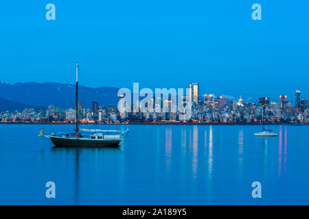 Vancouver skyline nuit de banques espagnoles/Jericho Beach. Vancouver, C.-B. Banque D'Images