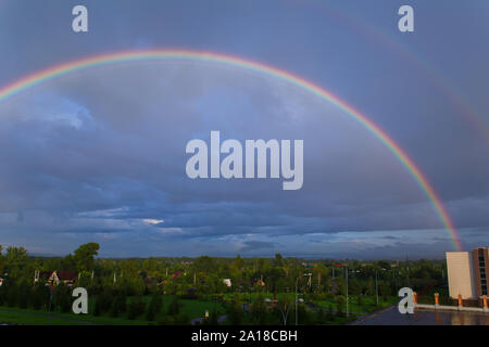 Double arc-en-ciel sur le fond bleu nuages après la pluie. Banque D'Images