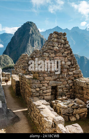 Ruines de la ville antique, Machu Picchu lever du soleil, Vallée sacrée des Incas, Pérou. Vue sur la ville perdue, Huayna Picchu, Machu Pichu, tôt le matin. Banque D'Images