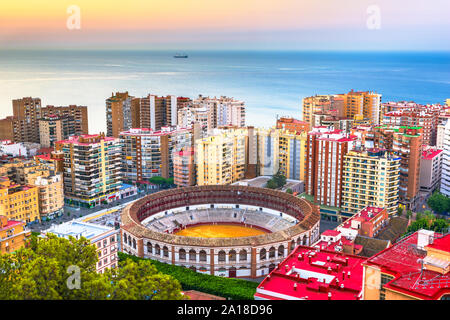 Malaga, Espagne dawn skyline vers la mer Méditerranée. Banque D'Images