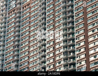 Façade avec nombreux balcons d'appartements de haute élévation dans Hang Hau nouvelle ville à Hong Kong de nouveaux territoires. Banque D'Images