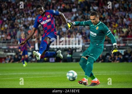 Barcelone, Espagne. Sep 24, 2019. Le FC Barcelone Ousmane Dembele (L) rivalise avec Villarreal's gardien Sergio Asenjo lors d'un match de championnat espagnol entre le FC Barcelone et Villarreal à Barcelone, Espagne, 24 septembre 2019. Credit : Joan Gosa/Xinhua Banque D'Images