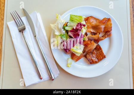 Salade de jambon et bacon tranche sur plaque blanche dans le Banque D'Images