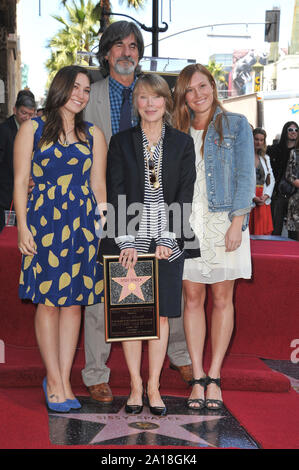 LOS ANGELES, CA. 01 août 2011 : Sissy Spacek avec mari Jack Fisk & filles Schuyler Fisk & Madison Fisk (à gauche) sur Hollywood Boulevard où elle a été honorée avec le 2,443ème étoile sur le Hollywood Walk of Fame. © 2011 Paul Smith / Featureflash Banque D'Images