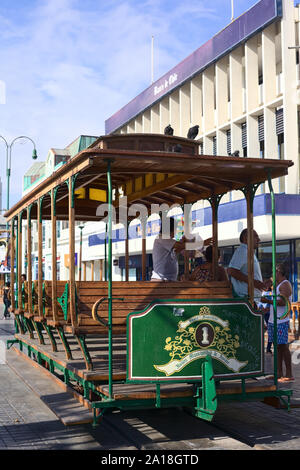 IQUIQUE, CHILI - 22 janvier 2015 : personnes non identifiées de descendre un vieux wagon de tramway ouvert avec sièges en bois sur la place principale Plaza Prat à Iquique Banque D'Images