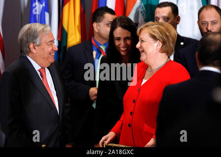 Organisation des Nations Unies, siège des Nations Unies à New York. Sep 24, 2019. Secrétaire général de l'ONU Antonio Guterres (L) parle à la Chancelière allemande Angela Merkel au cours d'un déjeuner organisé par Antonio Guterres pour les chefs de délégation à la 74e session de l'Assemblée générale des Nations Unies, au siège des Nations Unies à New York, le 24 septembre, 2019. Credit : Muzi Li/Xinhua/Alamy Live News Banque D'Images