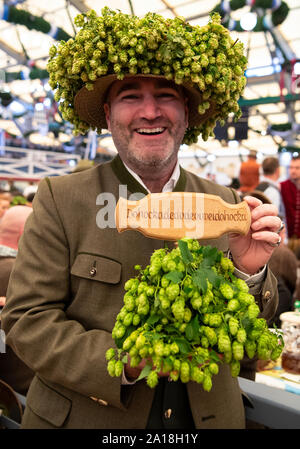 Munich, Allemagne. Sep 21, 2019. La coiffure Armin Jumel est à sa table de l'ordinaire à la fête dans la grande tente Schottenhamel. Pour Armin Jumel, traditionnellement Wiesn signifie un deux semaines : état d'urgence pendant 29 ans, l'homme de Munich a été assis dans la Schottenhamel tente du festival de la bière - chaque seul jour. Crédit : Sven Hoppe/dpa/Alamy Live News Banque D'Images