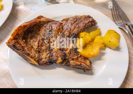 Plateau de côtes de bœuf grillé et pomme de terre rôties Banque D'Images