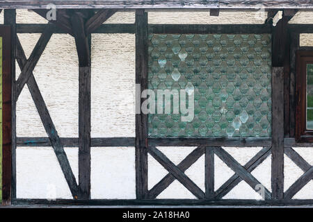 Partie frontale Vue sur une maison ancienne à colombages avec fenêtre à partir de fenêtres à petits carreaux. Banque D'Images