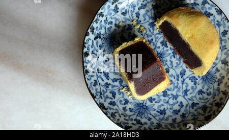 Vue de dessus d'une pâtisserie gâteau chinois avec la pâte de haricots rouge remplissage à l'intérieur, coupés en pièces. Banque D'Images