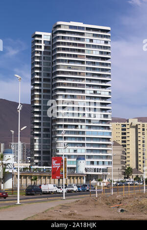 IQUIQUE, CHILI - 23 janvier 2015 : La zone d'entrée du bâtiment résidentiel moderne complexe appelé archipel Mar Egeo à Iquique, Chili Banque D'Images