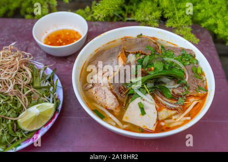 Bol de nouilles boeuf délicieuse soupe traditionnelle vietnamienne Banque D'Images
