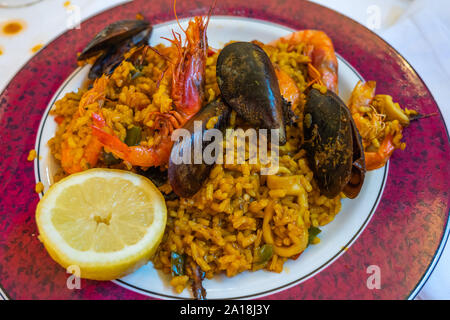 La cuisine espagnole célèbre Paella riz fruits de mer au safran Banque D'Images