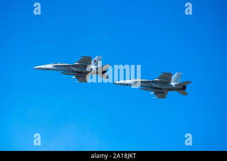 190921-N-AD372-039 VIRGINIA BEACH, en Virginie (sept. 21, 2019) Deux F/A-18 Super Hornet se ravitailler en avions d'attaque au cours d'un vol au-dessus de l'océan NAS Air Show. Le 2019 Le 2019 est le 60e Spectacle aérien meeting aérien annuel tenu à bord de l'installation. U.S. Navy photo by Mass Communication Specialist 1ère classe/Essenmacher Abraham) Parution Banque D'Images