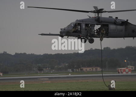 Rappel d'un Pararescuemen HH-60G Pavehawk lors d'une démonstration de recherche et de sauvetage de combat au cours de Base aérienne Osan, République de Corée, la puissance aérienne du jour, 21 Septembre, 2019. L'événement célèbre l'alliance US-ROK et les numéros aériens, l'exposition statique et une multitude de festivités. (U.S. Photo de l'Armée de l'air par le sergent. Greg Nash) Banque D'Images