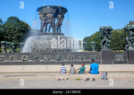 De vous rafraîchir dans la fontaine in Vigeland Park (parc Frogner) Banque D'Images