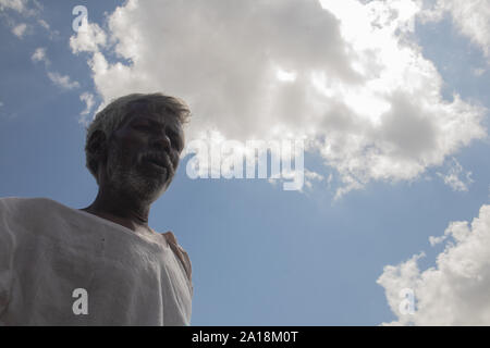 Maski, Inde 21 septembre, 2019 : Low angle view of a tribal Indian farmer ci-dessous le soleil au cours de jour ensoleillé chaud. Banque D'Images