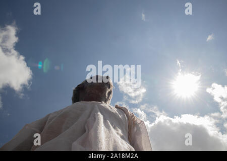 Maski, Inde 21 septembre, 2019 : Low angle view of a tribal Indian farmer ci-dessous le soleil au cours de jour ensoleillé chaud. Banque D'Images