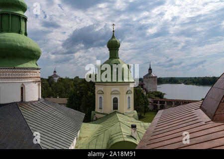 Vue depuis le clocher de cathédrale de l'Assomption dans le monastère de Kirillo-Belozersky. Monastère de l'Église orthodoxe russe, situé dans la ville de Kir Banque D'Images