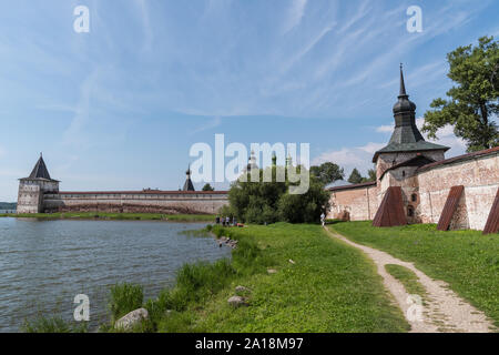 ( Svitochnaya Glukhaya défilement ) et ( ) Sourds Tour du monastère de Kirillo-Belozersky. Le monastère de l'Église orthodoxe russe, situé dans Banque D'Images