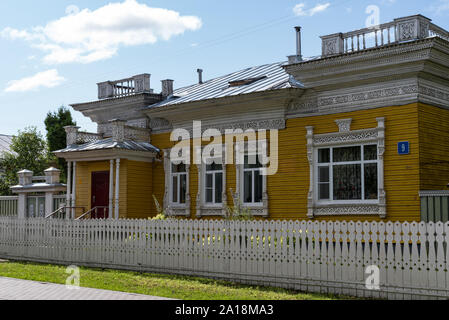 Vologda Region, Russie - le 28 juillet 2019 : un monument d'architecture du 19 siècle. L'édifice de la rue Maïakovski 9. Banque D'Images