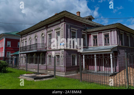 Vologda Region, Russie - le 28 juillet 2019 : Vieille maison de bois avec fenêtres sculptées dans Gogol Street, 51, ville de Vologda (Russie) Banque D'Images