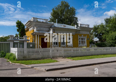 Vologda Region, Russie - le 28 juillet 2019 : un monument d'architecture du 19 siècle. L'édifice de la rue Maïakovski 9. Banque D'Images