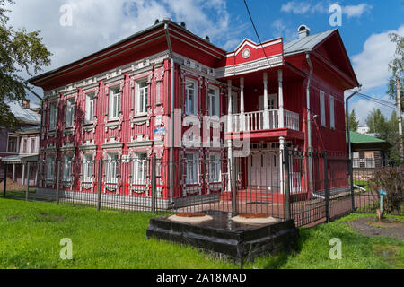 Vologda Region, Russie - le 28 juillet 2019 : Ancienne maison en bois rouge avec fenêtres sculptées dans la rue Gogol, ville de Vologda (Russie) Banque D'Images