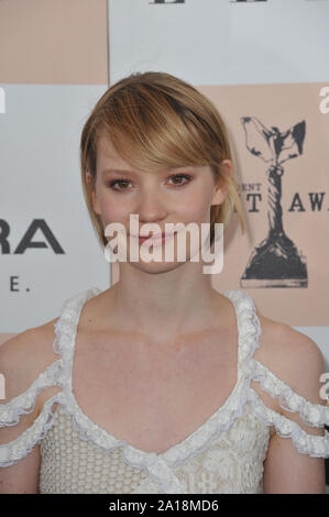 LOS ANGELES, CA. 26 février 2011 : Mia Wasikowska au Film Independent Spirit Awards 2011 sur la plage de Santa Monica, CA. © 2011 Paul Smith / Featureflash Banque D'Images