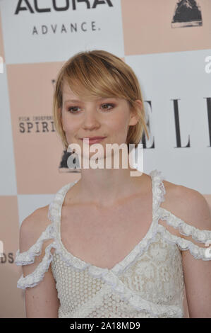 LOS ANGELES, CA. 26 février 2011 : Mia Wasikowska au Film Independent Spirit Awards 2011 sur la plage de Santa Monica, CA. © 2011 Paul Smith / Featureflash Banque D'Images