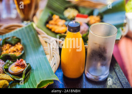 Jamu. La médecine traditionnelle et les plantes médicinales verre en Indonésie, le plus souvent au sein de Java. Fabriqué à partir de matériaux naturels, tels que les parties de plantes telles que les racines Banque D'Images