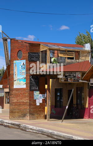 CHILE CHICO, CHILI - février 23, 2016 : Construction de l'organisateur de voyages et expéditions Patagonie Taberna Restobar sur O'Higgins dans la rue Chile Chico Banque D'Images