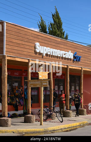 CHILE CHICO, CHILI - 23 février 2016 : personnes non identifiées à l'extérieur du supermarché Supermercado Sur sur la rue O'Higgins au Chili, Chili Chico Banque D'Images