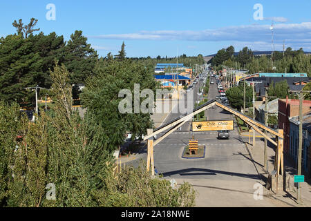 CHILE CHICO, CHILI - 23 février 2016 : arche en bois avec le nom de la ville de Chile Chico et O'Higgins, rue main dans Chile Chico Banque D'Images