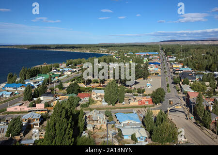 CHILE CHICO, CHILI - février 23, 2016 : Avis de la Plaza del Viento Lookout de la ville Chile Chico sur la rive du Lac General Carrera lake Banque D'Images