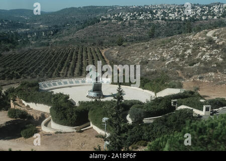 Une vue aérienne de la vie 9/11 Memorial Plaza et cénotaphe situé sur une colline dans la vallée de l'Arazim, Jérusalem, un mémorial qui honore les victimes Banque D'Images