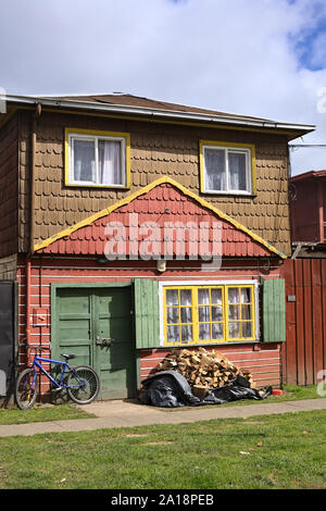 Santiago, CHILI - 19 septembre 2015 peintes de couleurs vives : maison construite en bardeaux en bois ancienne avec dans la ville d'Osorno, Chili Banque D'Images