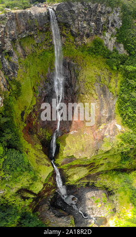 Point de vue aérienne Vue de dessus de 500 pieds cascade dans le parc national des gorges de rivière noire sur l'île Maurice. Banque D'Images