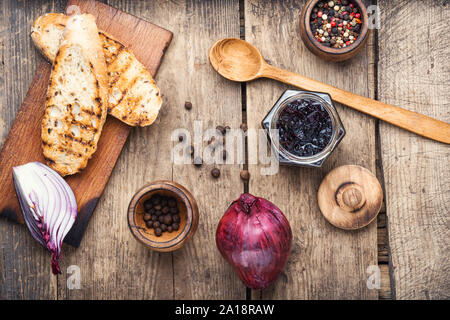 Confiture d'oignons rouges faits maison.onion confiture sur la vieille table en bois Banque D'Images