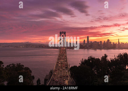 Le San Francisco Oakland Bay Bridge au coucher du soleil Banque D'Images