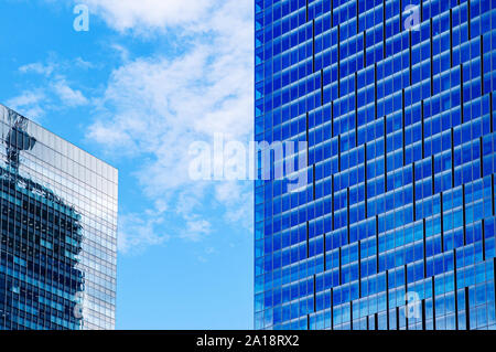 Mur de verre moderne des gratte-ciel dans le quartier des affaires contre ciel bleu avec des nuages, Tokyo - Japon. Concept d'arrière-plan financier et d'affaires Banque D'Images