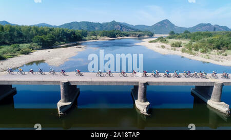 Beijing, Chine. 25 Septembre, 2019. Les cyclistes en compétition lors de la septième étape du 10e Tour du Lac Poyang dans Beijing, la Chine de l'est la province, 24 septembre 2019. Source : Xinhua/Alamy Live News Banque D'Images