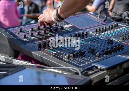 La main agit sur les commandes d'un mixage audio rack à un festival de musique en plein air, de mise au point sélectionnée, la profondeur de champ étroite Banque D'Images